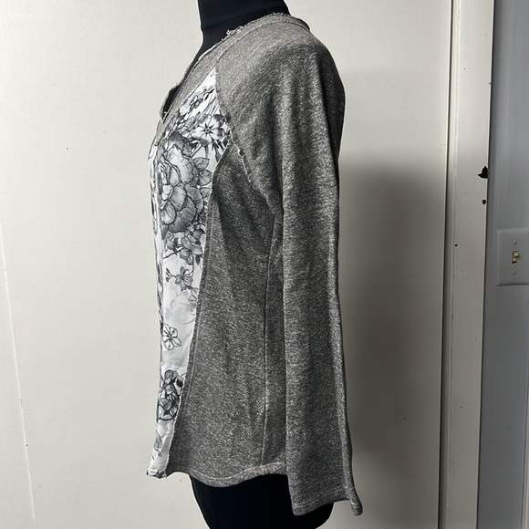 NWT Print front loose sweatshirt top. - Picture 3 of 6